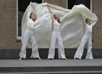 Yeli, Anna en Luciola